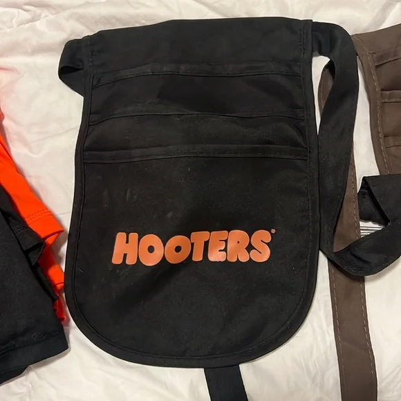 Hooters - Picture 1 of 2